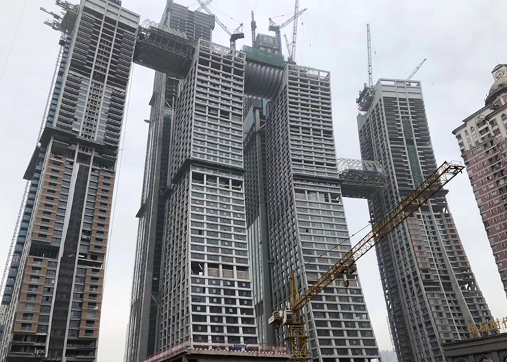 重慶來福士廣場(chǎng)景觀天橋結(jié)構(gòu)提升（提升重量3x900噸 ，提升高度203米）
